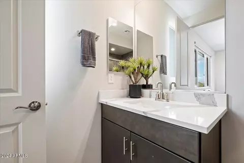Bath - 5954 E Abraham Ln, Phoenix, AZ 85054 photo 7 of 8