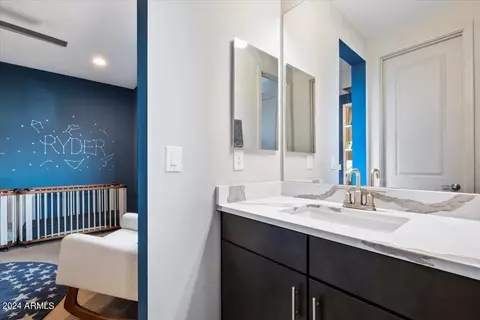 Bath - 5954 E Abraham Ln, Phoenix, AZ 85054 photo 5 of 8