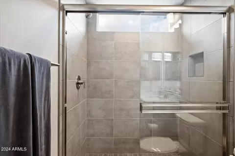 Bath - 5954 E Abraham Ln, Phoenix, AZ 85054 photo 6 of 8