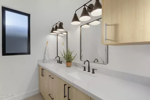 Bath - 809 E Palmaire Ave, Phoenix, AZ 85020 photo 1 of 9
