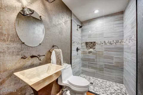 Bath - 3111 E Vermont Ave, Phoenix, AZ 85016 photo 1 of 7