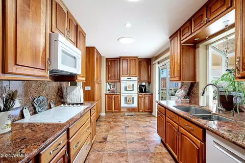 10720 W Emerald Dr, Sun City, AZ 85351