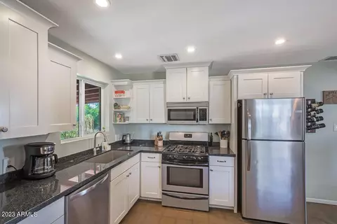 923 E Berridge Ln, Phoenix, AZ 85014 photo 8