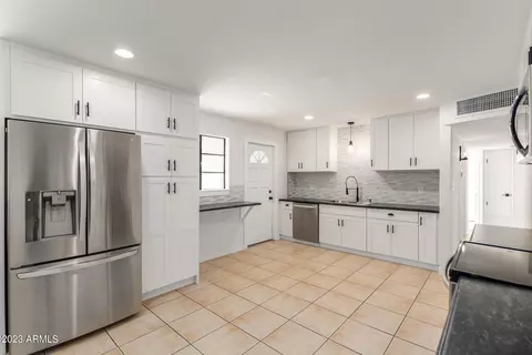 2445 W Freeway Ln, Phoenix, AZ 85021 photo 2