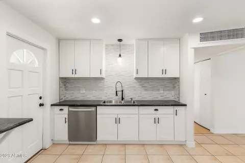 2445 W Freeway Ln, Phoenix, AZ 85021 photo 13