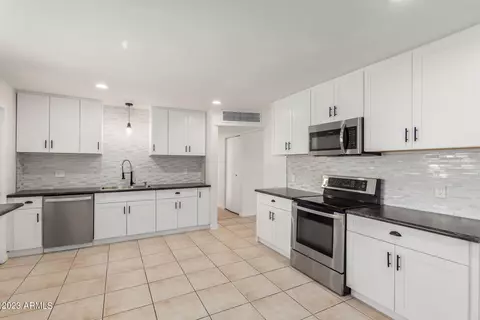 2445 W Freeway Ln, Phoenix, AZ 85021 photo 12
