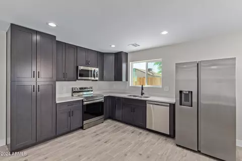 1811 E Raymond St, Phoenix, AZ 85040