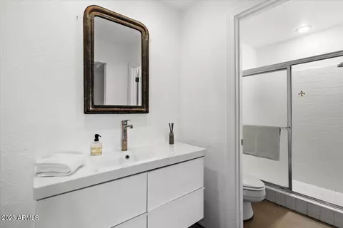 Bath - 3526 E Mountain View Rd, Phoenix, AZ 85028 photo 1 of 2