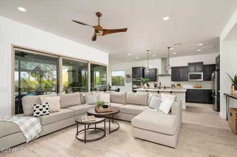 3207 E Robin Ln, Phoenix, AZ 85050 photo 9