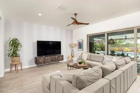 3207 E Robin Ln, Phoenix, AZ 85050 photo 7