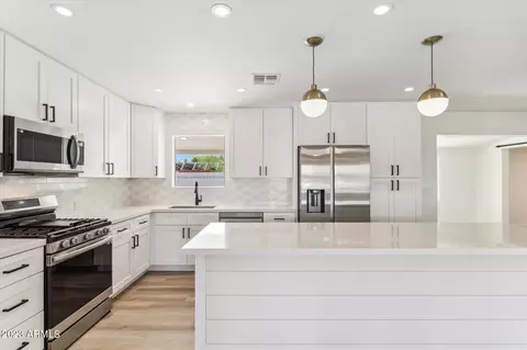 2437 W Echo Ln, Phoenix, AZ 85021 photo 8