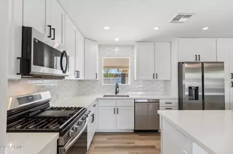 2437 W Echo Ln, Phoenix, AZ 85021 photo 7