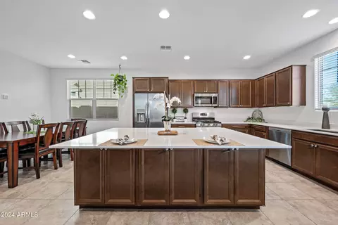 Kitchen - 2448 E Pelican Dr, Gilbert, AZ 85297 photo 7 of 8