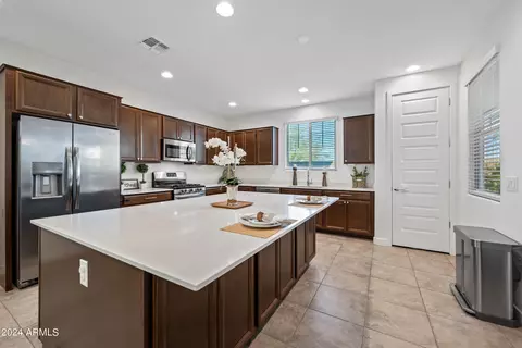 Kitchen - 2448 E Pelican Dr, Gilbert, AZ 85297 photo 6 of 8
