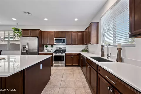 Kitchen - 2448 E Pelican Dr, Gilbert, AZ 85297 photo 3 of 8