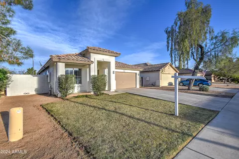 839 S Honeysuckle Ln, Gilbert, AZ 85296 photo 2