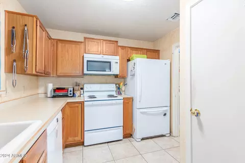 3002 E Topeka Dr, Phoenix, AZ 85050 photo 9