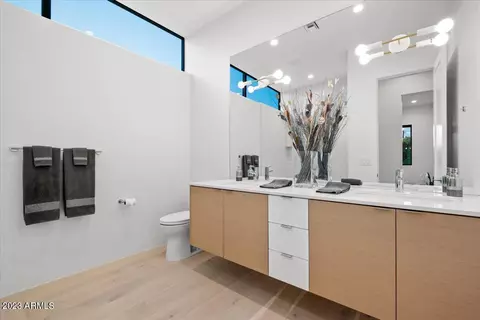 Bath - 3530 E Monterosa St, Phoenix, AZ 85018 photo 4 of 5