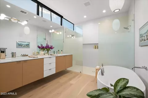 Bath - 3530 E Monterosa St, Phoenix, AZ 85018 photo 3 of 5