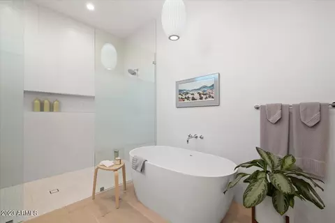Bath - 3530 E Monterosa St, Phoenix, AZ 85018 photo 2 of 5
