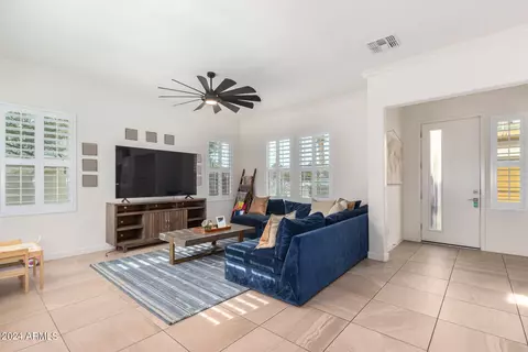 Living - 1555 E Ocotillo Rd #17, Phoenix, AZ 85014 photo 1 of 6
