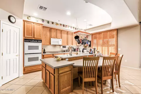 Kitchen - 6830 S 39th Dr, Phoenix, AZ 85041 photo 4 of 6