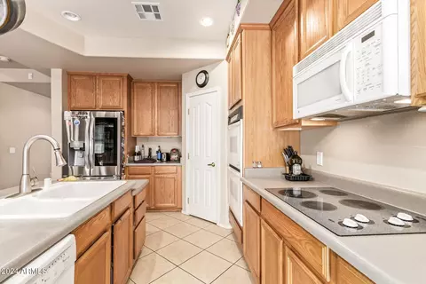 Kitchen - 6830 S 39th Dr, Phoenix, AZ 85041 photo 3 of 6