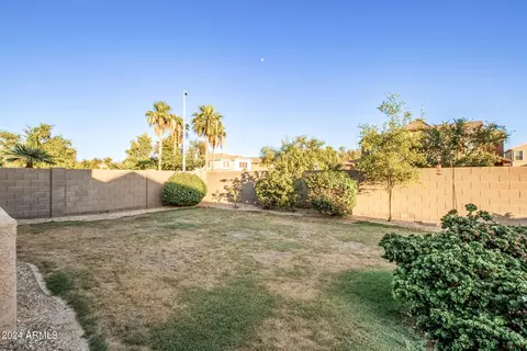Exterior - 6830 S 39th Dr, Phoenix, AZ 85041 photo 5 of 10