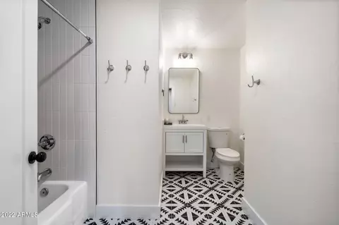 Bath - 438 W Harmont Dr, Phoenix, AZ 85021 photo 1 of 4