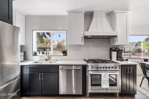 Kitchen - 438 W Harmont Dr, Phoenix, AZ 85021 photo 5 of 6
