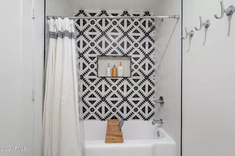 Bath - 438 W Harmont Dr, Phoenix, AZ 85021 photo 2 of 4