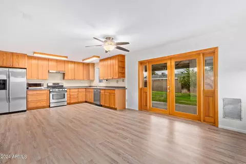 Kitchen - 41 E Fairmont Dr, Tempe, AZ 85282 photo 2 of 4