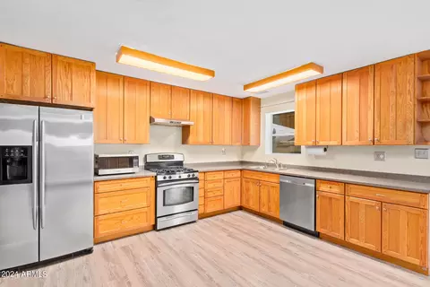 Kitchen - 41 E Fairmont Dr, Tempe, AZ 85282 photo 4 of 4
