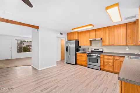 Kitchen - 41 E Fairmont Dr, Tempe, AZ 85282 photo 3 of 4