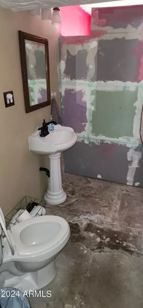 Bath - 106 N 64th Dr, Phoenix, AZ 85043 photo 2 of 2