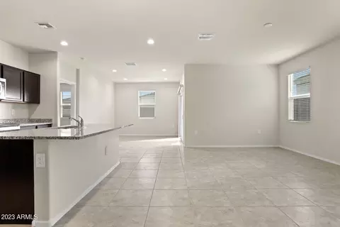 18633 W Desert Hollow Dr, Surprise, AZ 85387 photo 4