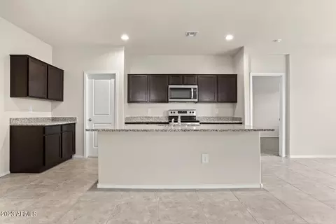 18633 W Desert Hollow Dr, Surprise, AZ 85387 photo 8