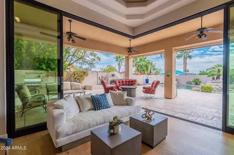 925 E Desert Flower Ln, Phoenix, AZ 85048