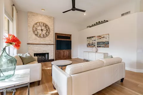 925 E Desert Flower Ln, Phoenix, AZ 85048 photo 4