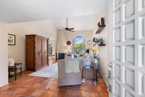 225 Echo Ln, Phoenix, AZ 85020 photo 2