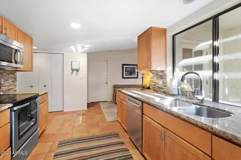 225 Echo Ln, Phoenix, AZ 85020 photo 9