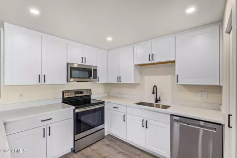 Kitchen - 3752 Evans Dr, Phoenix, AZ 85032 photo 5 of 6