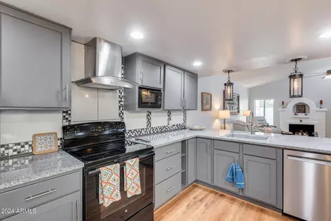 Kitchen - 16630 N 30th Ave, Phoenix, AZ 85053 photo 4 of 5