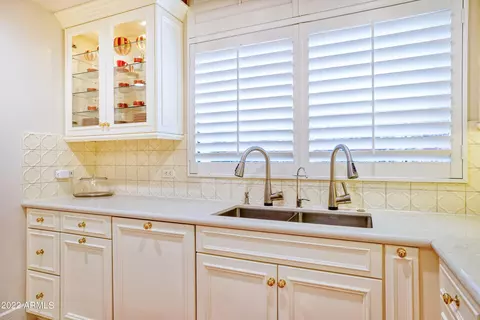 Kitchen - 2402 Esplanade Ln #202, Phoenix, AZ 85016 photo 3 of 5