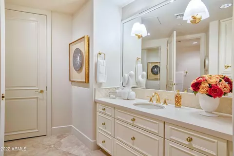 Bath - 2402 Esplanade Ln #202, Phoenix, AZ 85016 photo 1 of 5