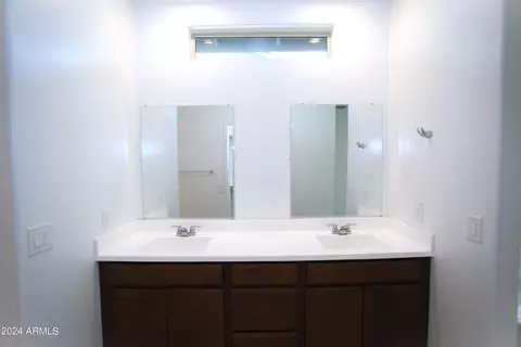 Bath - 9223 W Meadowbrook Ave, Phoenix, AZ 85037 photo 5 of 7