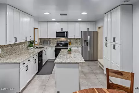 1061 W Kilarea Ave, Mesa, AZ 85210