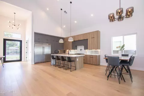 Dining - 4228 N 42nd St, Phoenix, AZ 85018 photo 1 of 4