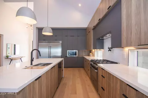Kitchen - 4228 N 42nd St, Phoenix, AZ 85018 photo 8 of 14