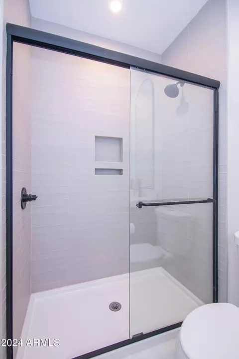 Bath - 4228 N 42nd St, Phoenix, AZ 85018 photo 6 of 8